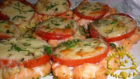 Биточки из лосося с помидорами и моцареллой, запеченные в духовке
