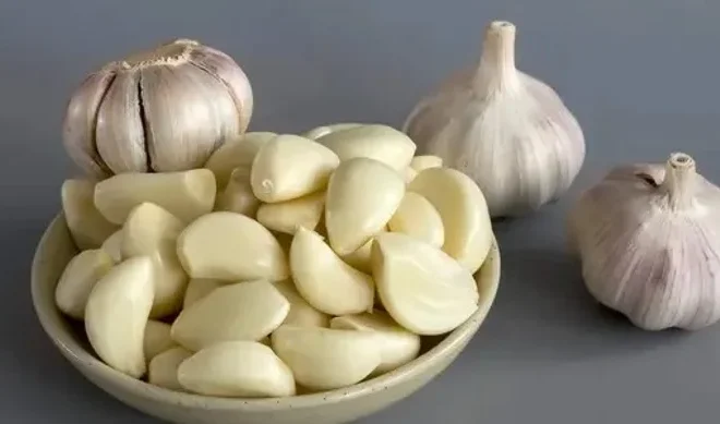 Користь часнику: чому варто додати його в раціон і що враховувати