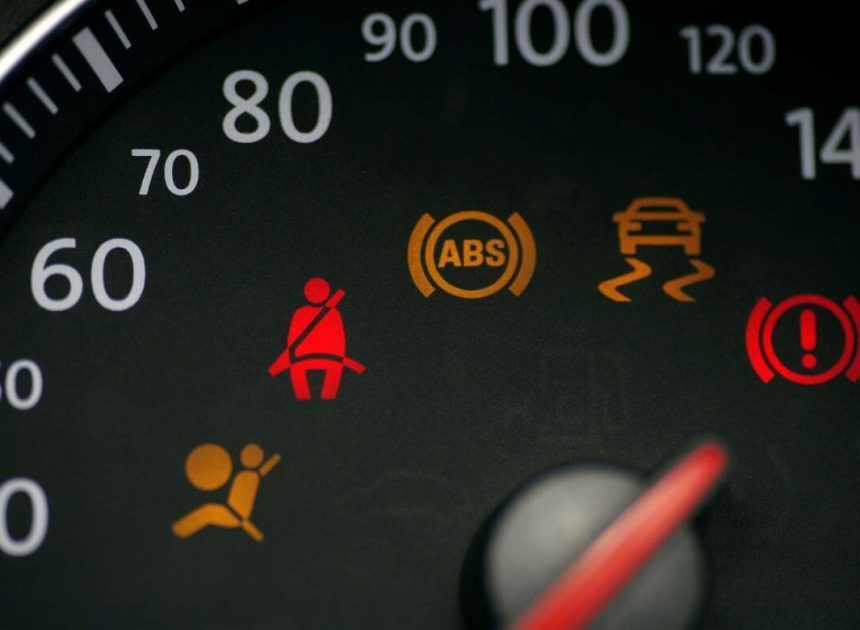 Помилки в машині: як розпізнати значки на панелі приладів і що з ними робити