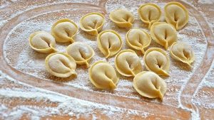 Тісто на пельмені і вареники: як приготувати ідеальне базове тісто