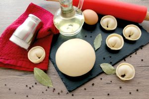 Заварне тісто для вареників і пельменів: універсальний рецепт та секрети приготування