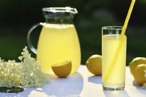 Квас із бузини: рецепт, користь і як приготувати натуральний напій